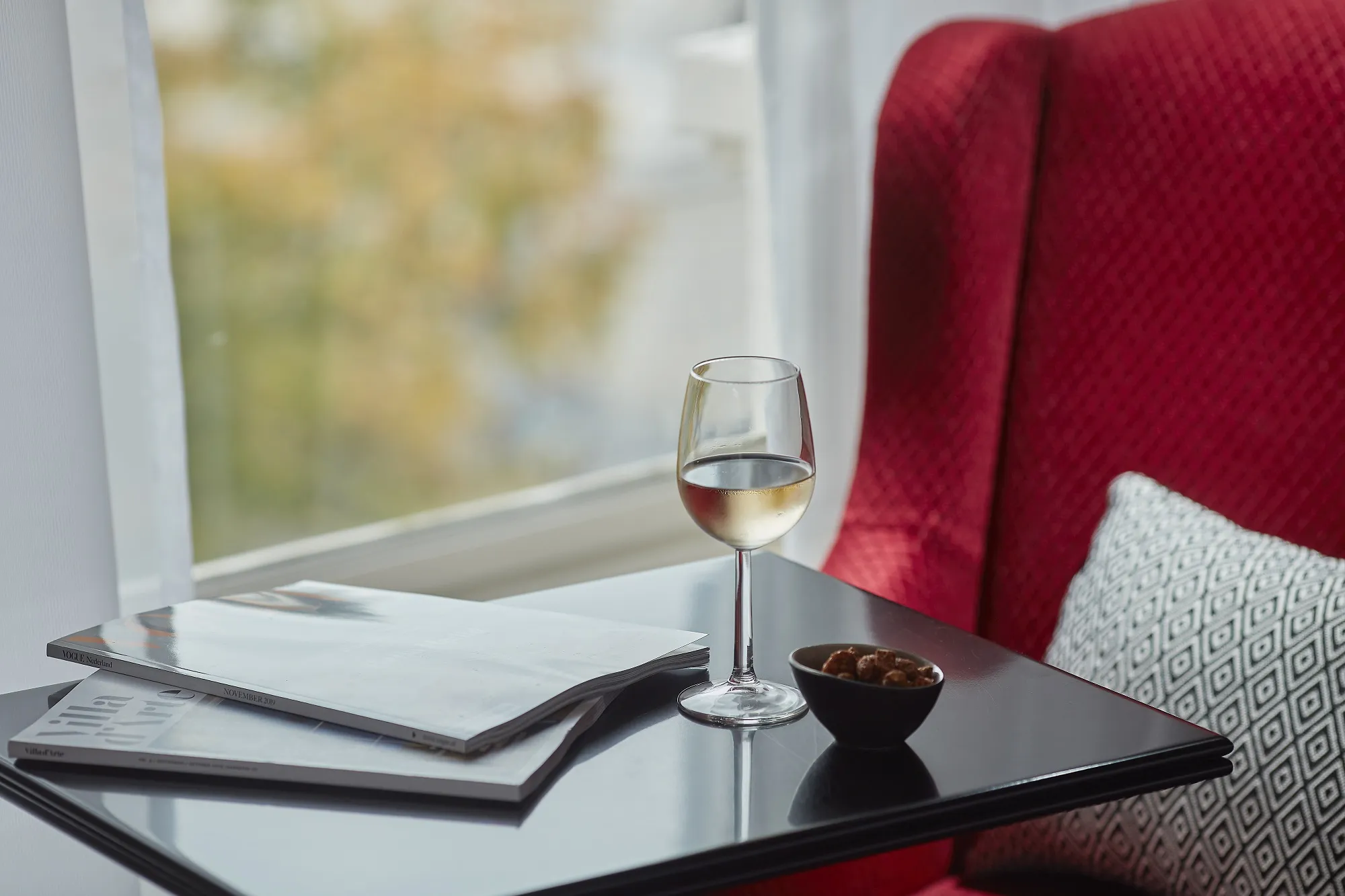 Carlton Ambassador Hotel tafel met een glas wijn